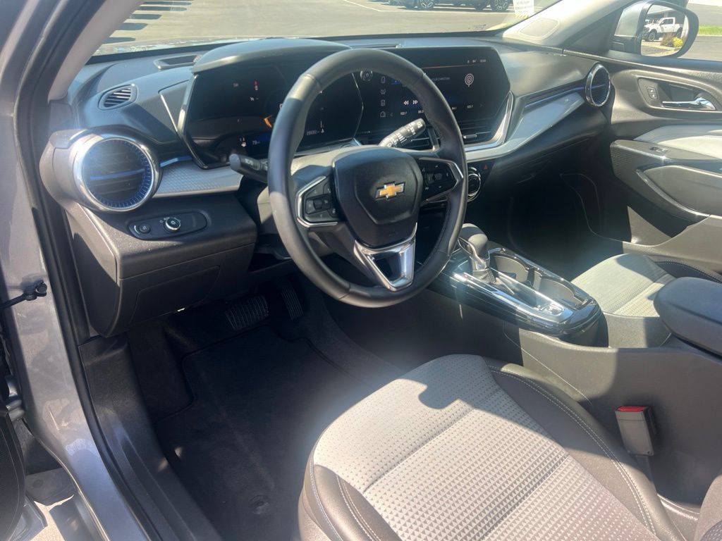 Used 2025 Chevrolet Trax LT w/ LT Convenience Package FWD image 19