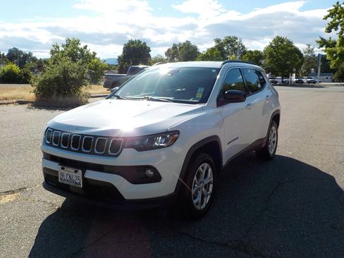 Used 2024 Jeep Compass Latitude image 1