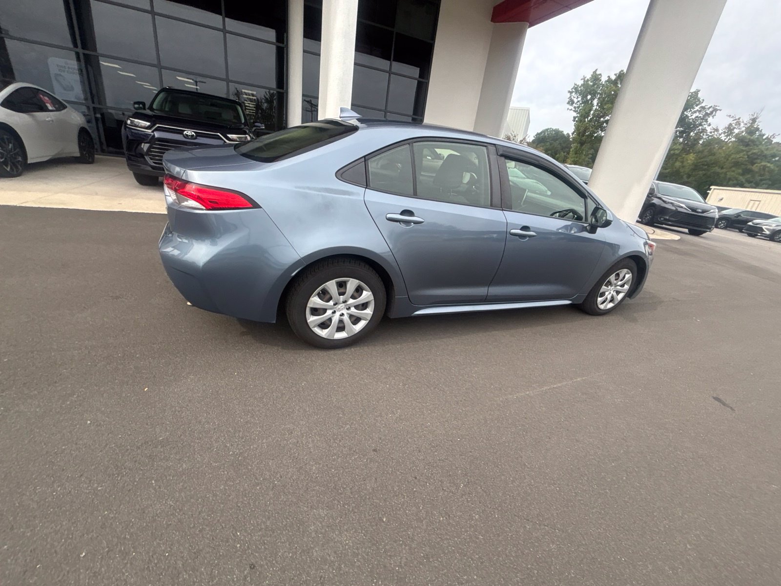Used 2020 Toyota Corolla LE FWD image 17