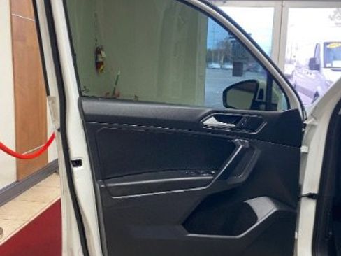 Used 2021 Volkswagen Tiguan SE w/ Panoramic Sunroof Package image 11