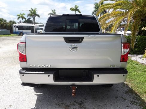 Used 2018 Nissan Titan SV w/ SV Convenience Package image 6