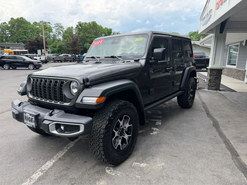 Used 2024 Jeep Wrangler Unlimited Sport AWD/4WD image 3