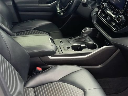 Used 2022 Toyota Highlander XSE FWD image 18