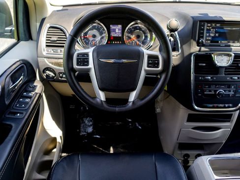 Used 2015 Chrysler Town & Country Touring FWD image 22