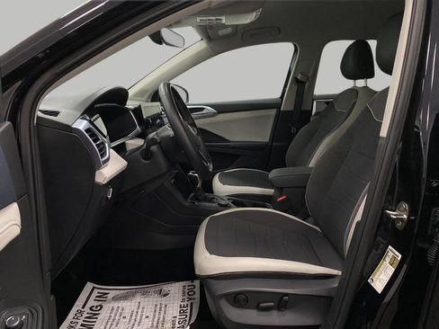 Used 2025 Volkswagen Taos SE AWD/4WD image 27