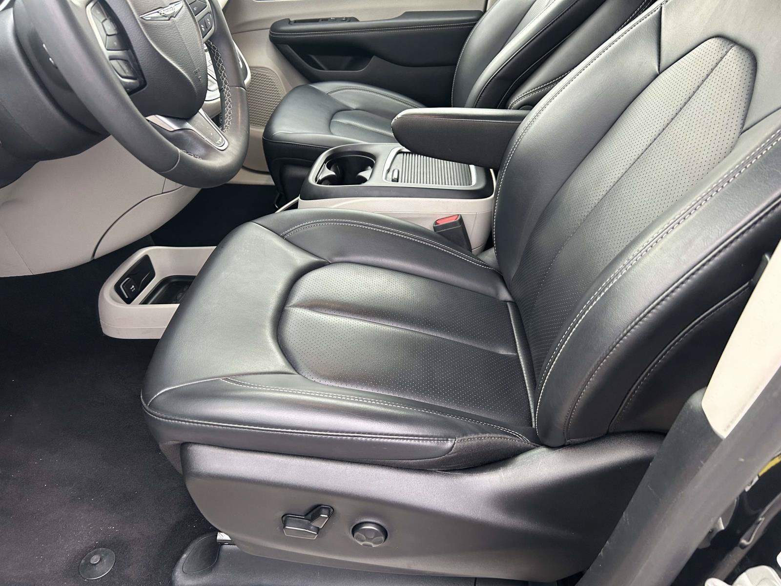 Used 2023 Chrysler Pacifica Touring-L FWD image 17