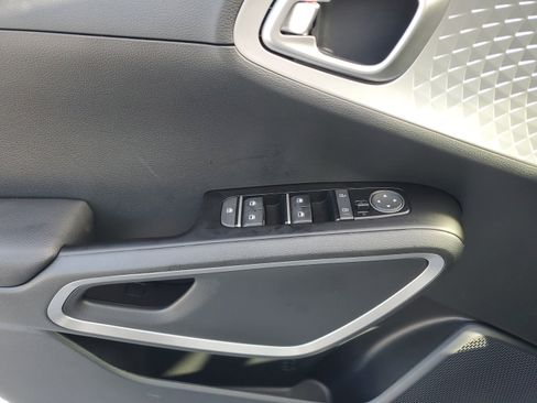Used 2025 Kia Soul LX w/ LX Technology Package FWD image 28