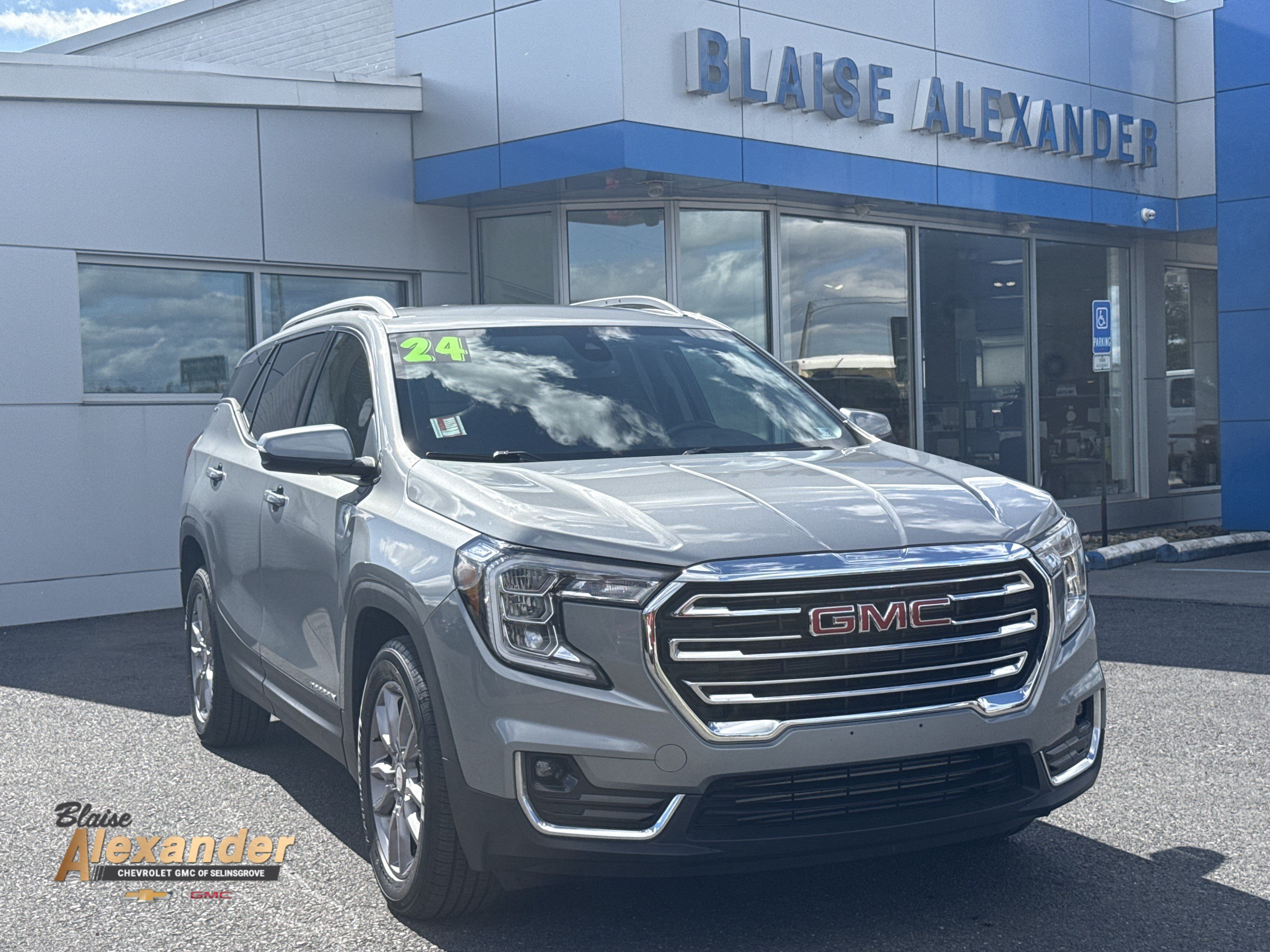 Used 2024 GMC Terrain SLT AWD/4WD image 1