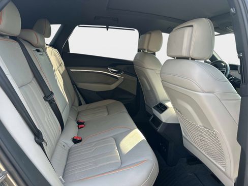 Used 2022 Audi e-tron Chronos image 8