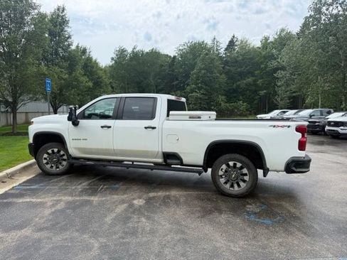 Used 2023 Chevrolet Silverado 2500 Custom w/ Custom Convenience Package AWD/4WD image 10