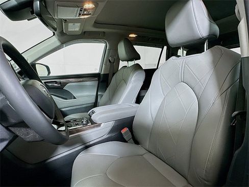 Used 2022 Toyota Highlander Platinum image 11