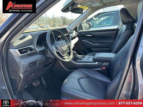 Certified 2025 Toyota Highlander XLE image 20