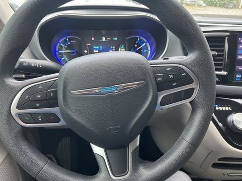 Used 2018 Chrysler Pacifica Touring Plus image 21