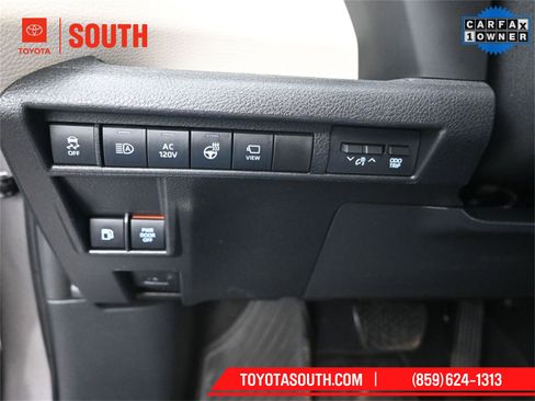 Used 2024 Toyota Sienna Platinum image 27