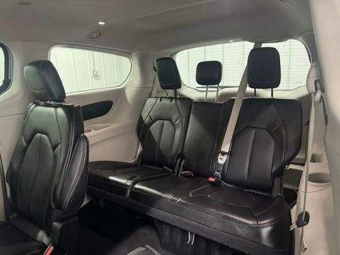 Used 2024 Chrysler Pacifica Touring-L image 14