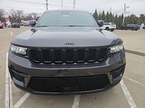 Certified 2025 Jeep Grand Cherokee Altitude image 8