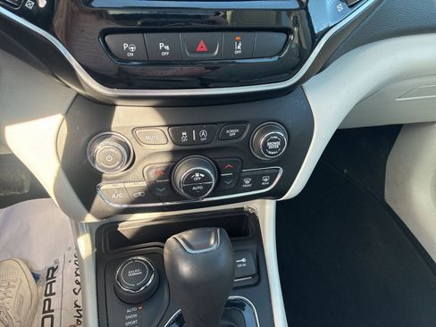 Used 2021 Jeep Cherokee Limited image 21