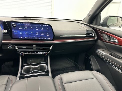 Certified 2025 Chevrolet Traverse Z71 w/ Enhanced Driving Package AWD/4WD image 29
