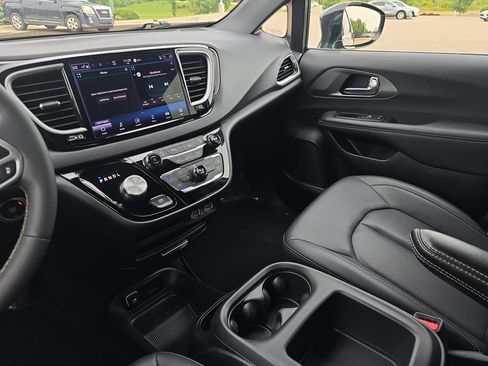 Used 2025 Chrysler Pacifica Select FWD image 25