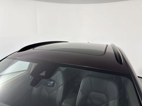 Certified 2025 Porsche Macan AWD/4WD image 17