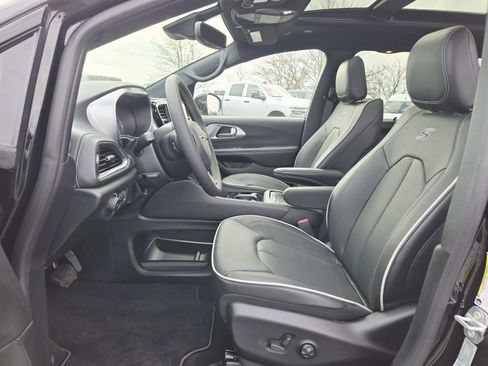 New 2026 Chrysler Pacifica Limited image 12