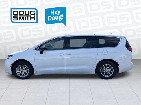 Used 2024 Chrysler Pacifica Touring-L FWD image 3