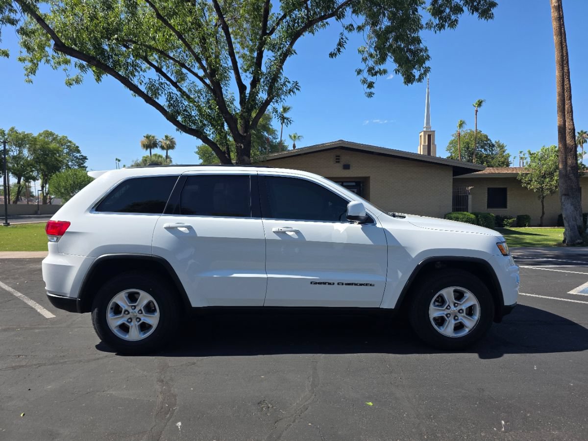 Used 2017 Jeep Grand Cherokee Laredo RWD image 3