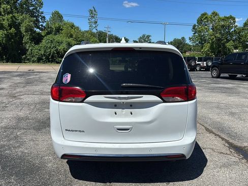Used 2019 Chrysler Pacifica Touring-L FWD image 4