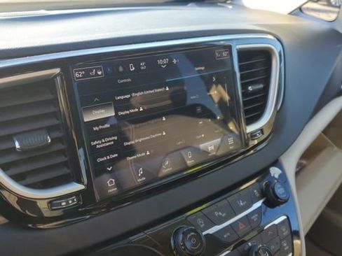 Certified 2024 Chrysler Pacifica Touring-L image 16