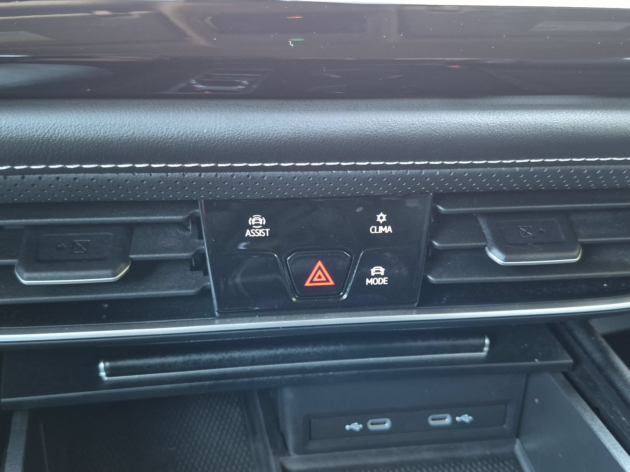 Used 2024 Volkswagen Atlas SE AWD/4WD image 21