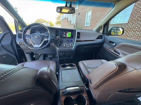 Used 2017 Toyota Sienna Limited Premium image 40