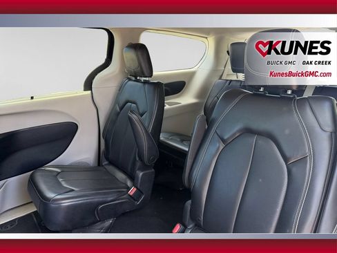 Used 2023 Chrysler Pacifica Touring-L FWD image 32