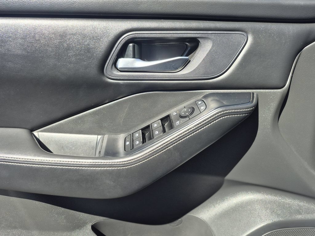 Used 2024 Nissan Rogue SV AWD/4WD image 7