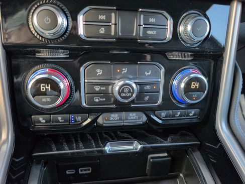 Used 2024 GMC Yukon Denali w/ Advanced Technology Package AWD/4WD image 32