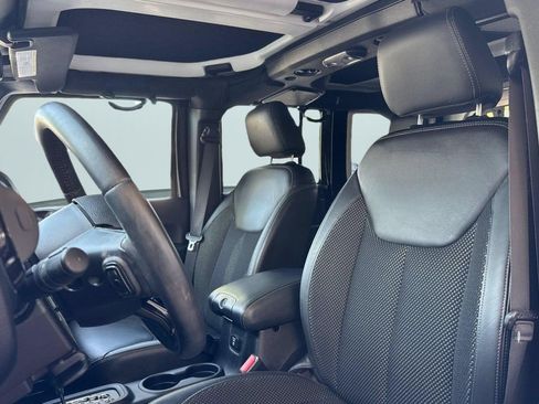 Used 2016 Jeep Wrangler Unlimited Sahara AWD/4WD image 5