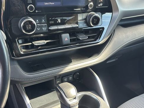 Used 2020 Toyota Highlander LE image 20