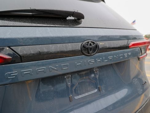 Used 2025 Toyota Grand Highlander FWD image 11