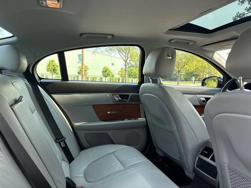 Used 2010 Jaguar XF Luxury RWD image 24