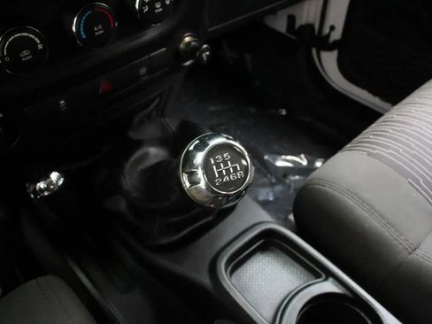 Used 2012 Jeep Wrangler Unlimited Sahara w/ Connectivity Group AWD/4WD image 40