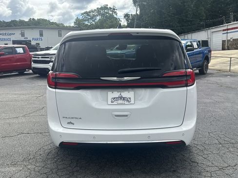 Used 2023 Chrysler Pacifica Touring-L FWD image 6