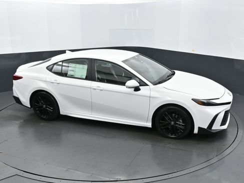 Used 2025 Toyota Camry SE image 33