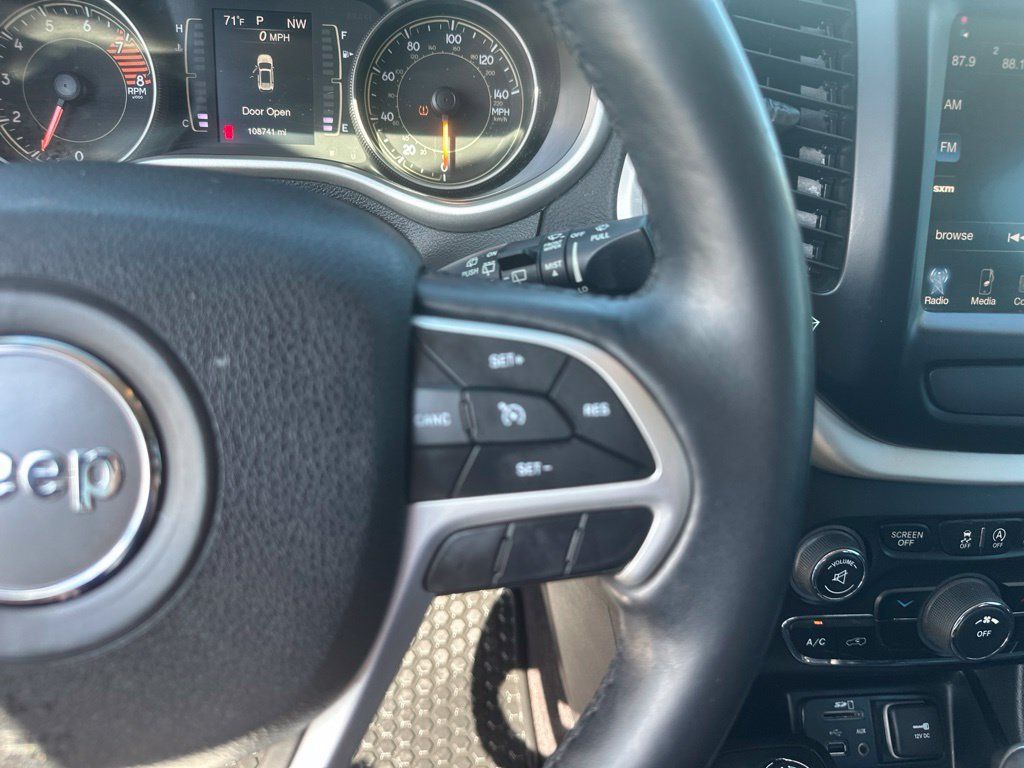 Used 2018 Jeep Cherokee Latitude Plus w/ Cold Weather Group AWD/4WD image 11