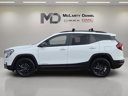 Used 2024 GMC Terrain SLE w/ Driver Convenience Package image 3