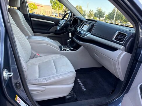Used 2015 Toyota Highlander Plus AWD/4WD image 17