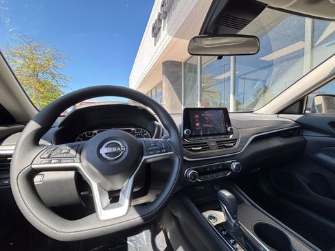 Used 2025 Nissan Altima 2.5 SV FWD image 34