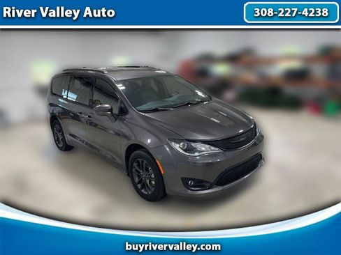 Used 2020 Chrysler Pacifica Touring-L AWD/4WD image 1