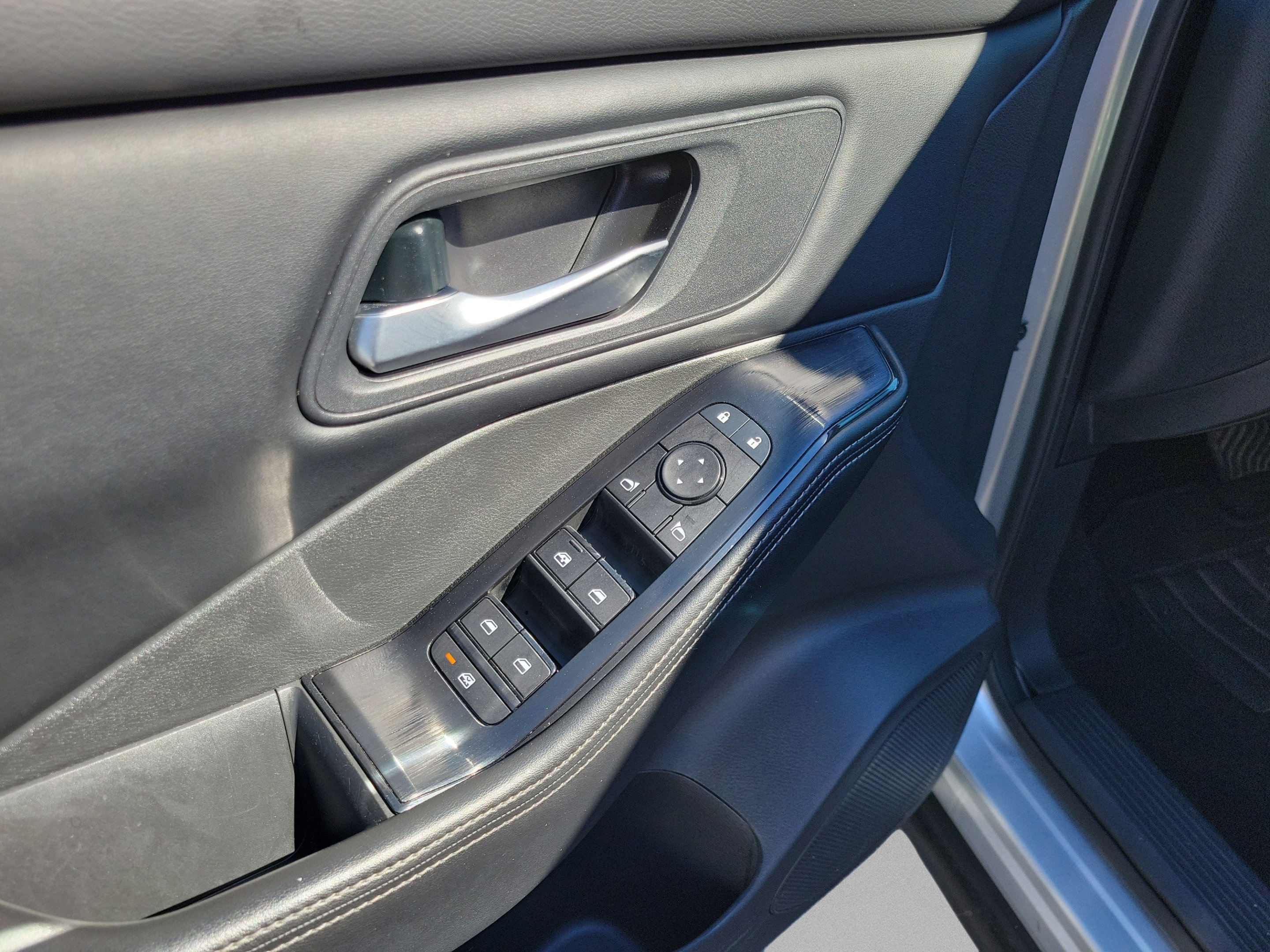 Used 2025 Nissan Rogue SV FWD image 17