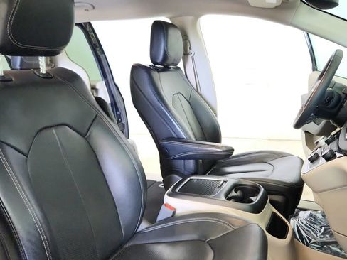 Used 2022 Chrysler Pacifica Touring-L image 38