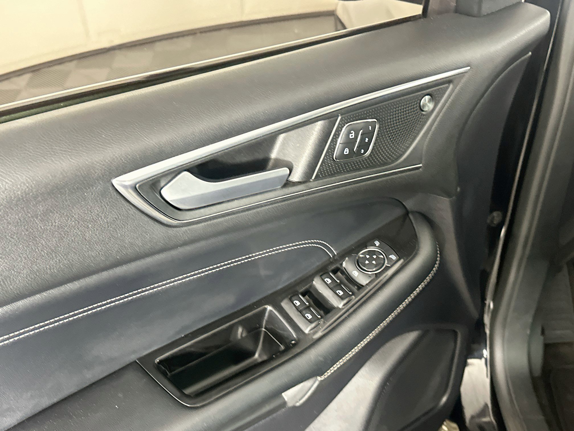 Used 2020 Ford Edge Titanium FWD image 15