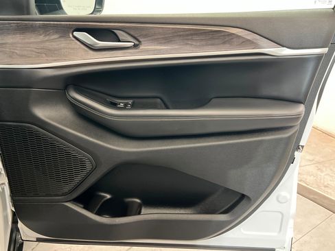 Used 2024 Jeep Grand Cherokee Limited AWD/4WD image 23